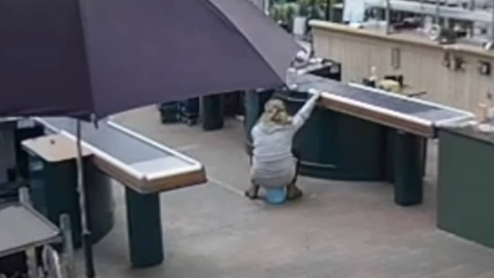 Bizarní scéna v&nbsp;obchodě: Žena si nemohla odskočit na&nbsp;toaletu, vyřešila to u&nbsp;pokladny