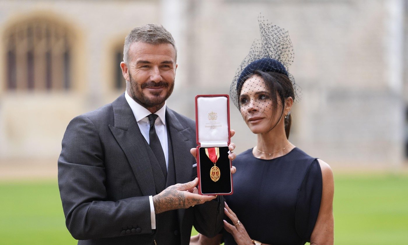David Beckham se konečně dočkal! Král Karel III. ho pasoval na rytíře