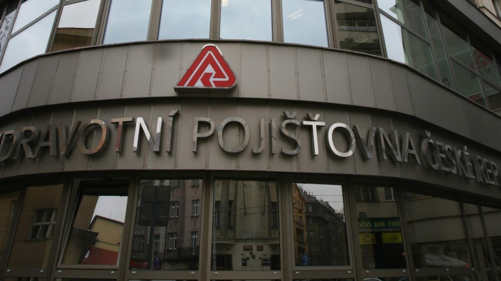 Při zásahu v centrále VZP bylo zadrženo 19 lidí