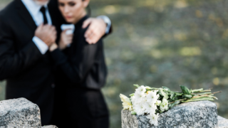 Rodiče v Británii kvůli chybě policie tři týdny mysleli, že jejich syn zemřel