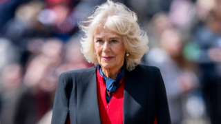 Královna Camilla promluvila o&nbsp;násilí na&nbsp;ženách. Královskou rodinu ale dál pronásleduje stín skandálu prince Andrewa