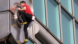 Šílené! Americký horolezec Alex Honnold bez lana a&nbsp;jištění zdolal jednu z&nbsp;nejvyšších budov světa