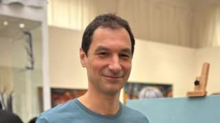 Jiří Beran absolvuje na&nbsp;Jizerské 50 štafetu v&nbsp;šermířské masce. „Třeba nás nepoznají,“ směje se