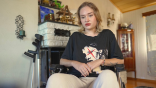 Skalpovaná a&nbsp;odhozená ze střechy. Ukrajinská modelka udělala po&nbsp;brutálním útoku první kroky