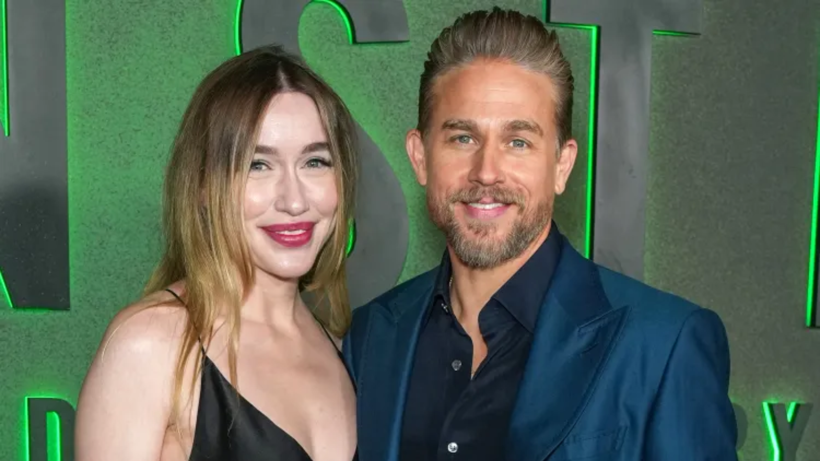 Charlie Hunnam překvapil fanoušky: Svou dlouholetou partnerku označil za manželku