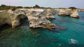 Turistická atrakce padla k&nbsp;zemi! V&nbsp;Itálii se do moře zhroutil Oblouk lásky