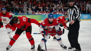 Jediná kaňka na&nbsp;jinak dokonalém zápasu. Rozhodčí na&nbsp;olympiádě budí rozpaky, a&nbsp;to nejen v&nbsp;hokeji