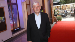 „A komu tím prospějete?” Miroslav Donutil slaví 75 let, jeho hlášky miluje celé Česko