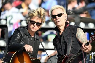 Green Day otevřeli Super Bowl překvapivě umírněnou show