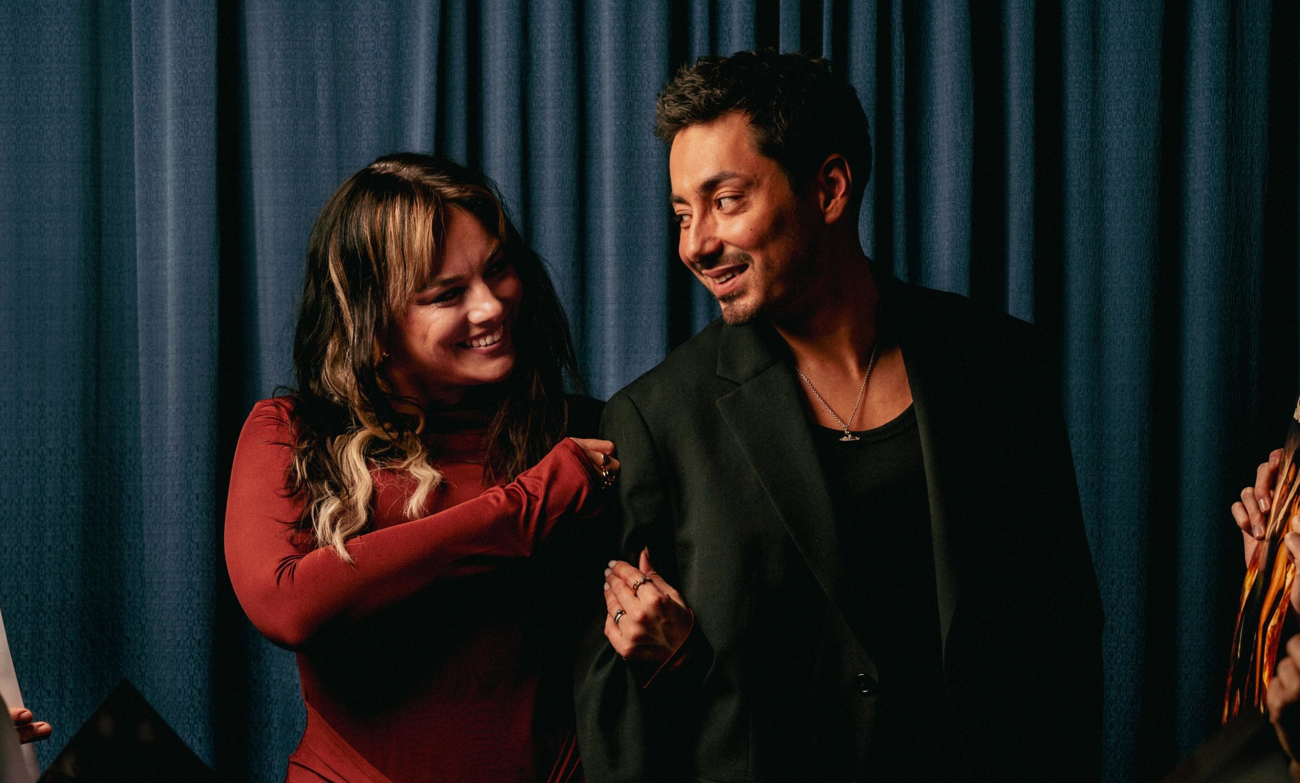 Ewa Farna vydává duet s&nbsp;kapelou Mirai. Videoklip se nese v&nbsp;duchu Mr. & Mrs. Smithovi