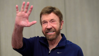Legendární Chuck Norris byl náhle převezen do nemocnice
