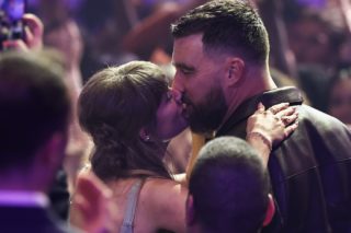Fanoušci Taylor Swift platí za odpadky z&nbsp;její svatby. Bizarní suvenýry mizí rychlostí blesku
