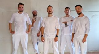 Five O’clock Tea odpálili nový klip. Z&nbsp;šedi exploduje do barev