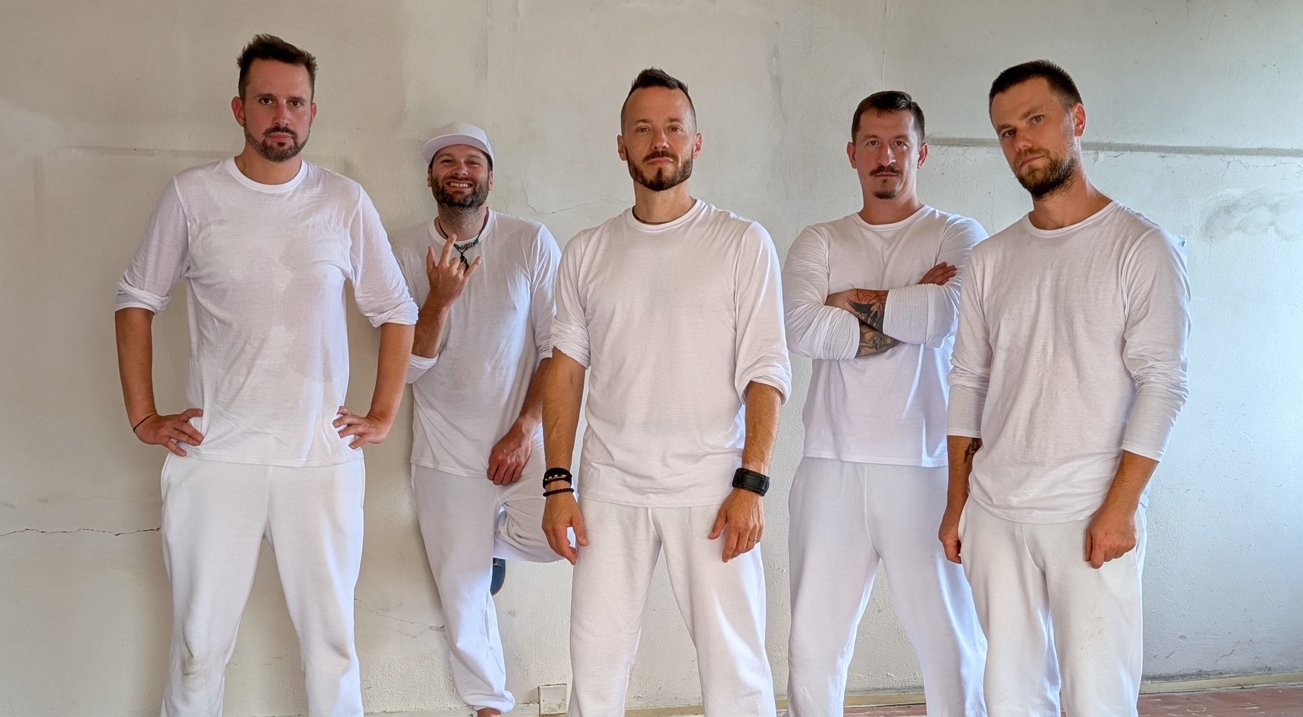 Five O’clock Tea odpálili nový klip. Z&nbsp;šedi exploduje do barev