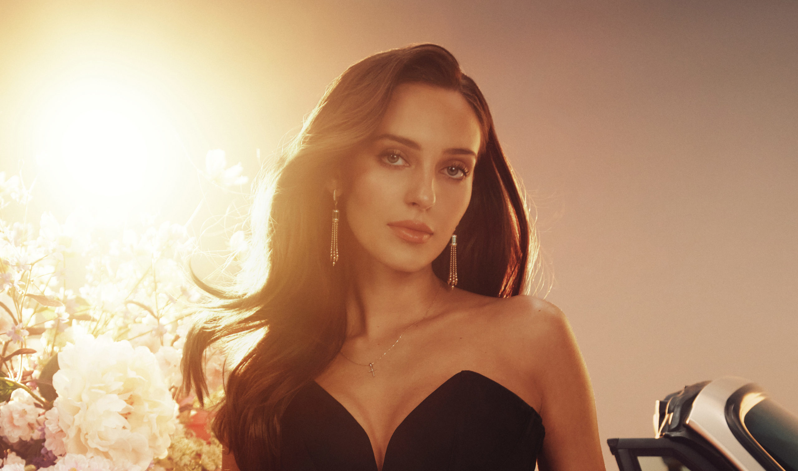 Charlotte Gott šokuje odvážnou fotkou v&nbsp;červeném prádle. Nohy má až do nebes