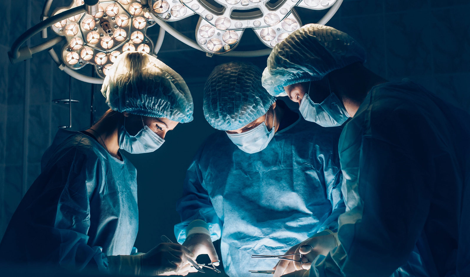 Čeští lékaři dokázali nemožné. Pacientovi přišili utrženou paži