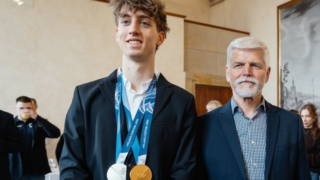 Medaile na&nbsp;kusy a&nbsp;smích na&nbsp;Hradě. Metoděj Jílek pobavil prezidenta Pavla i&nbsp;internet