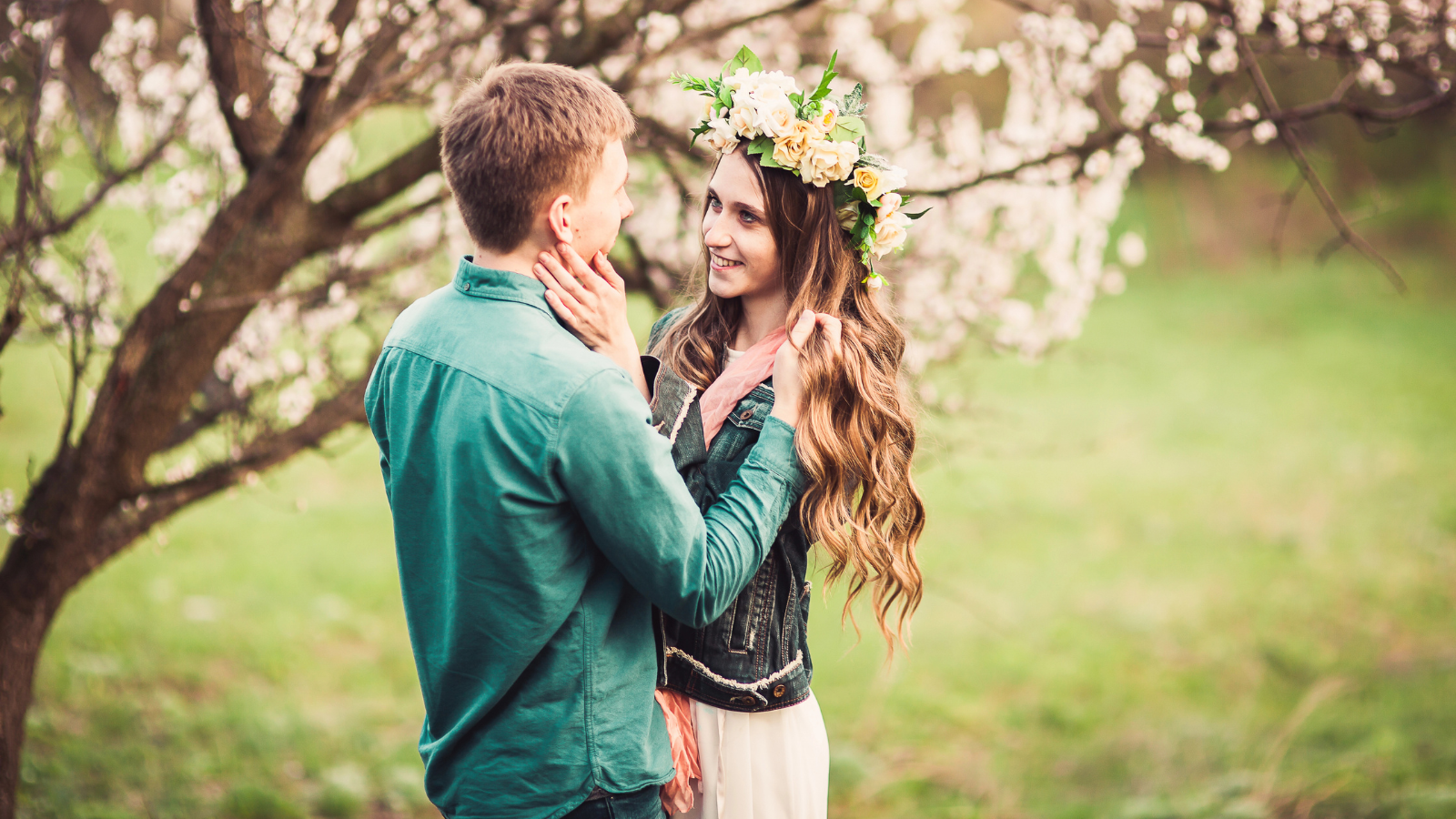 Horoskop lásky na&nbsp;duben. Tahle znamení se mohou těšit na&nbsp;žhavé jarní večery