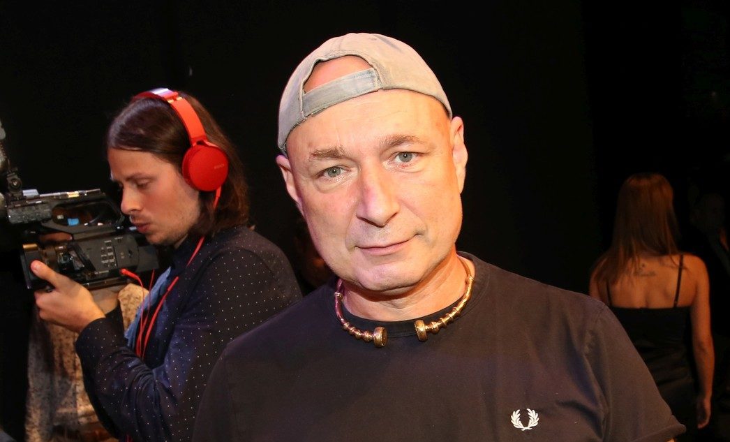 Daniel Landa zveřejnil poškozené okno svého domu a&nbsp;poslal výmluvný vzkaz