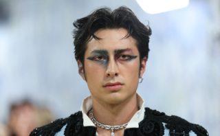 Hudson Williams schytal kritiku za makeup z Met Gala. Jeho vizážistka se po vlně reakcí odpojila ze sítí