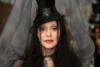 Loď na&nbsp;hlavě? Pro&nbsp;Madonnu žádný problém. Její outfit ovládl Met Gala