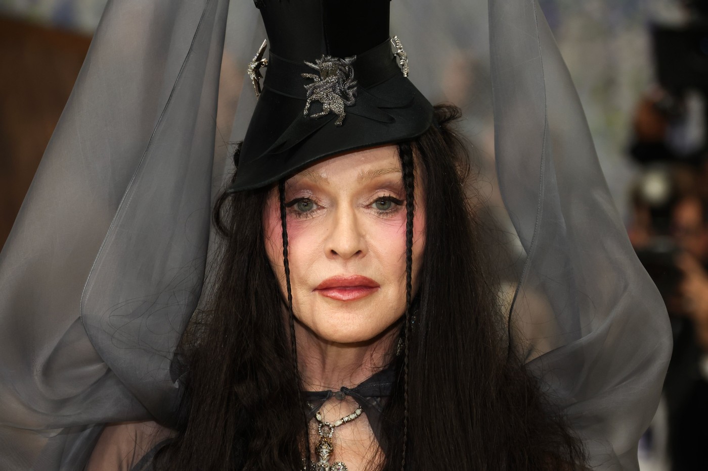 Loď na&nbsp;hlavě? Pro&nbsp;Madonnu žádný problém. Její outfit ovládl Met Gala