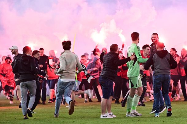 Místo mistrovských oslav ostuda: Fanoušci Slavie vtrhli na&nbsp;hřiště a&nbsp;napadli sparťany