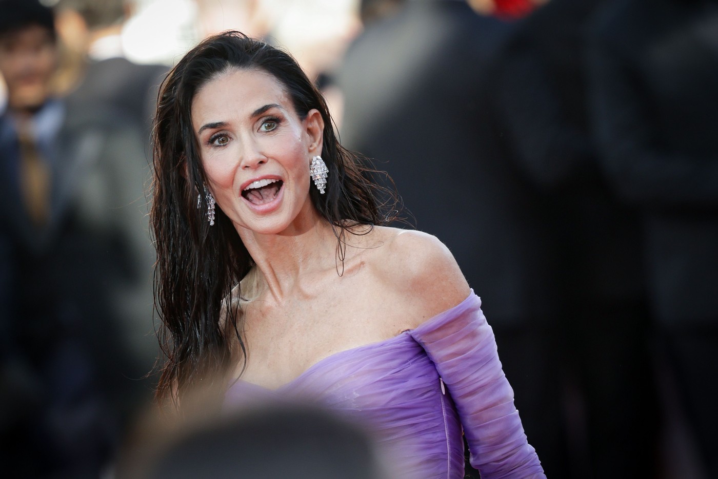 Je jí 63 a bere dech: Demi Moore zazářila v Cannes v nádherné fialové róbě