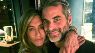 Jennifer Aniston je zamilovaná. S Jimem Curtisem tvoří pár už rok