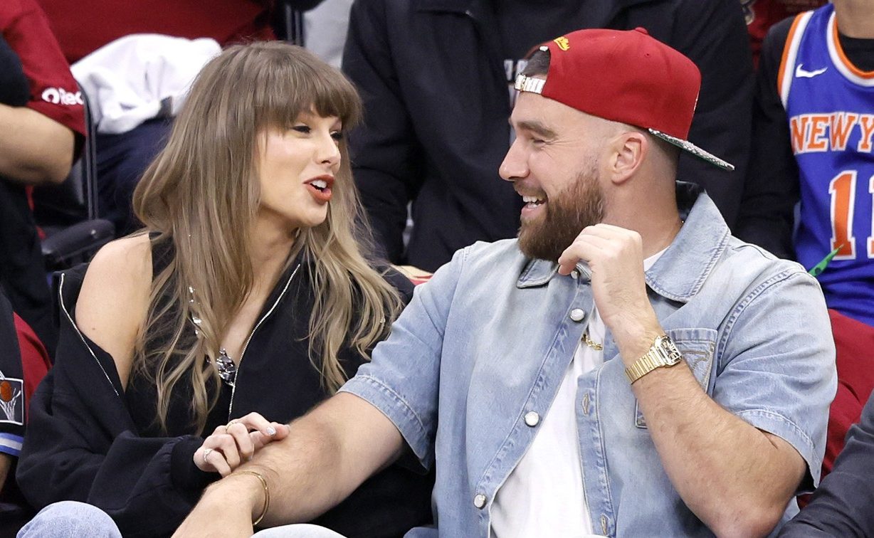 Snoubenec Taylor Swift udělal během zápasu bláznivou věc. Zpěvaččina reakce baví internet