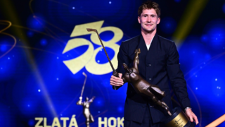 Nový král českého hokeje! Zlatou hokejku převzal Martin Nečas a&nbsp;sesadil suverénního David Pastrňák