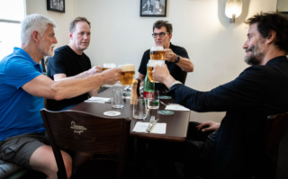 Petr Pavel provedl Keanu Reevese po&nbsp;Hradě. Dali si i&nbsp;vychlazené pivo