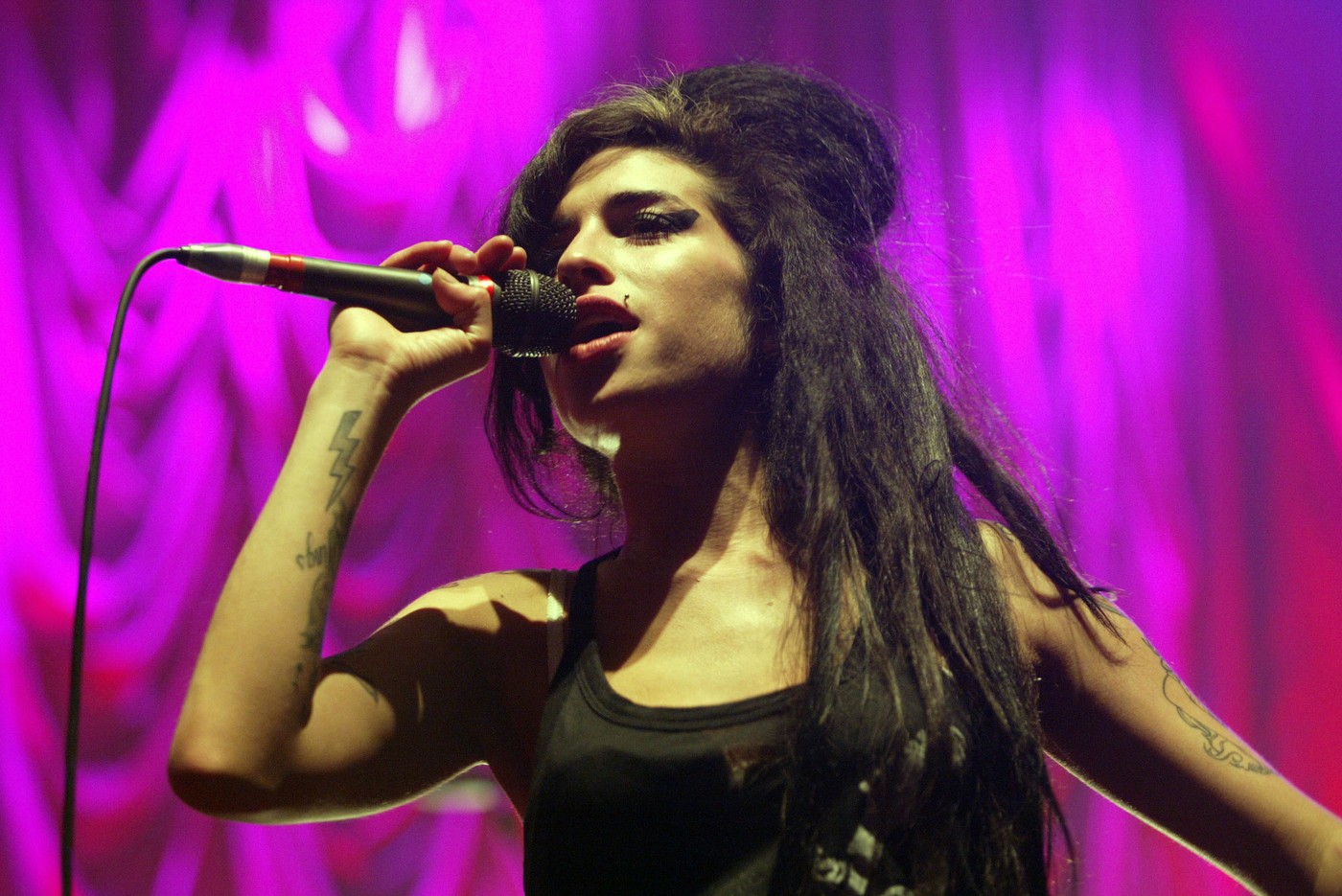 Otec Amy Winehouse prohrál u soudu. Musí zaplatit desítky milionů korun