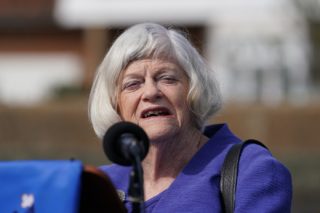 Británií otřásla smrt Ann Widdecombe. Policie potvrdila cílený útok, případ převzali protiterorističtí vyšetřovatelé