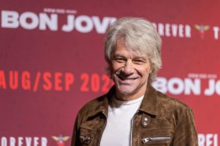 Jon Bon Jovi musel zastavit koncert. Fanouškům oznámil, že vystoupení dokončit nemůže