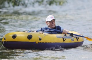 Miloš Zeman znovu vyplul na&nbsp;svůj legendární žlutý člun. Na&nbsp;rybníce strávil přes hodinu