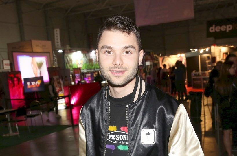 Adam Kajumi čelí dalšímu vážnému obvinění. Dívka před ním spolykala léky, měl se jí vysmát