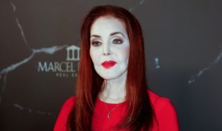 Priscilla Presley zazářila v 81 letech. Na červeném koberci okouzlila v rudých šatech