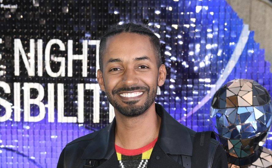 Roky toužili po dítěti. Yemi A.D. a jeho partner se konečně stanou rodiči