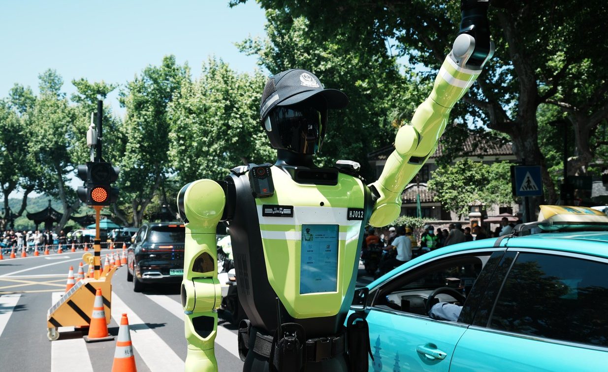 Čína nasadila do ulic robotické policisty. Řídí dopravu, hlídají přestupky a&nbsp;radí turistům