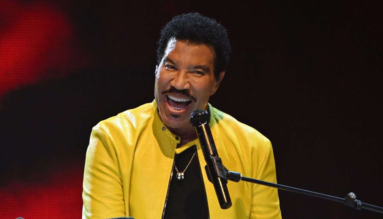 Lionel Richie skončil po koncertě na jednotce intenzivní péče. Lékaři zjišťují příčinu potíží