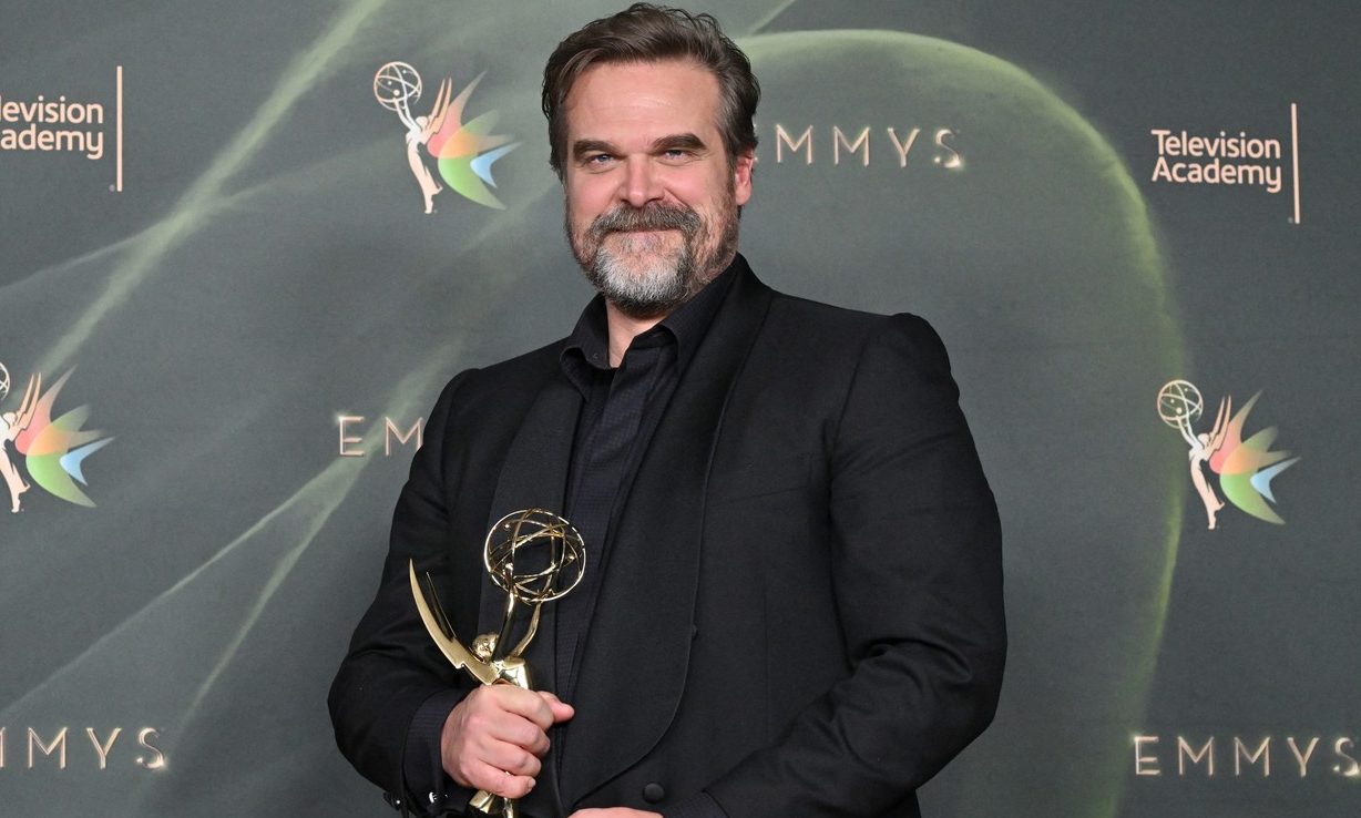 Hvězda Stranger Things slaví životní úspěch. David Harbour získal svou první cenu Emmy