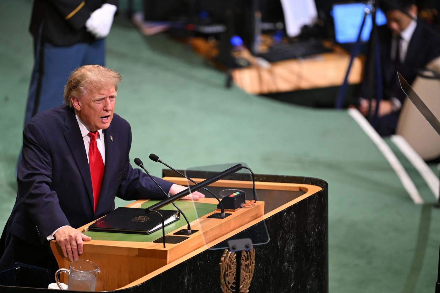 Trump odmítl íránský mírový plán, ropa Brent zdražila na 107 dolarů