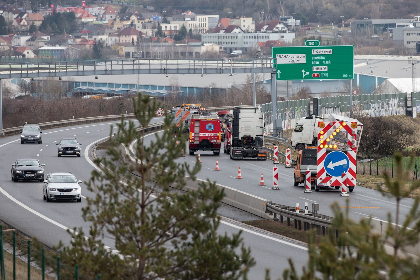 Na D6 u Unhoště se srazilo sedm autů, provoz jde jedním pruhem