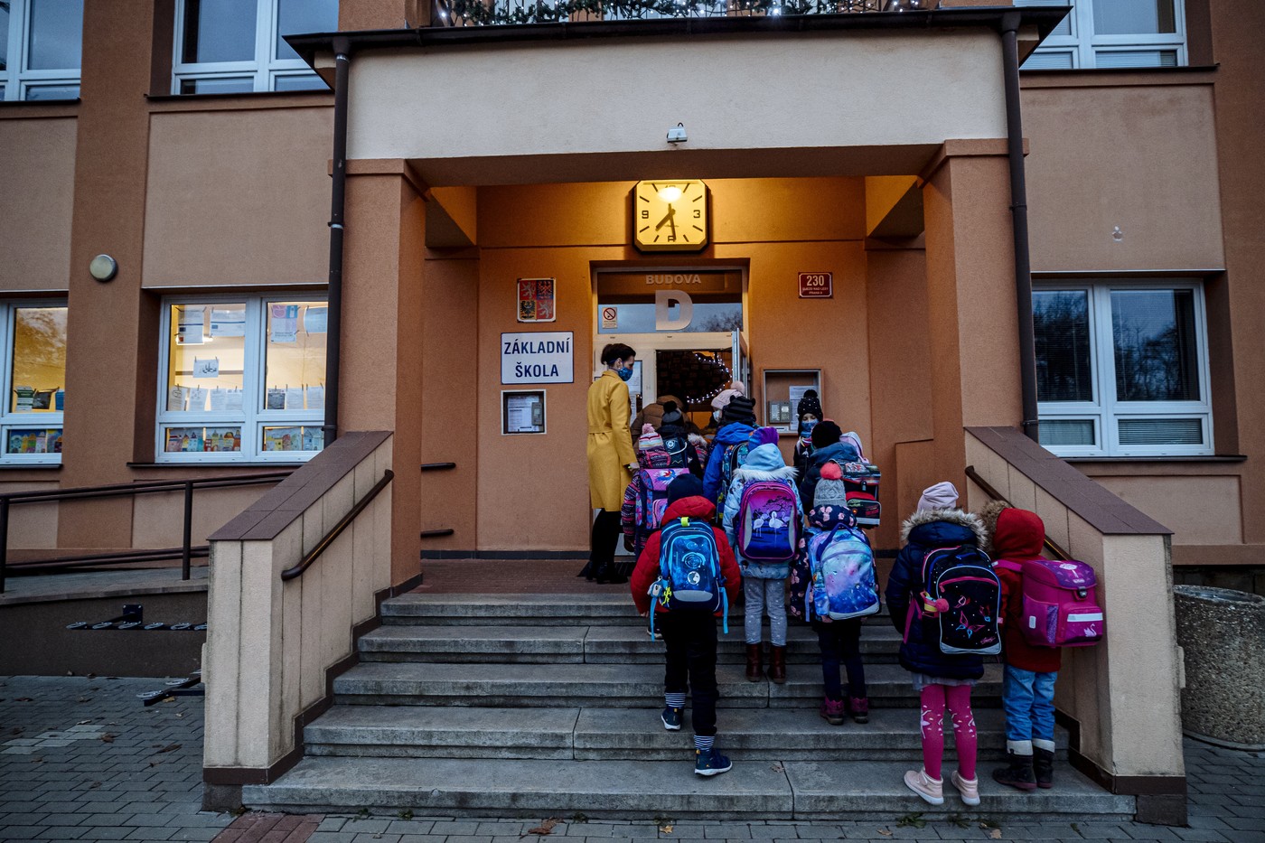 Salmonelóza ve škole v Újezdu nad Lesy: nemocných je nejméně 250 lidí