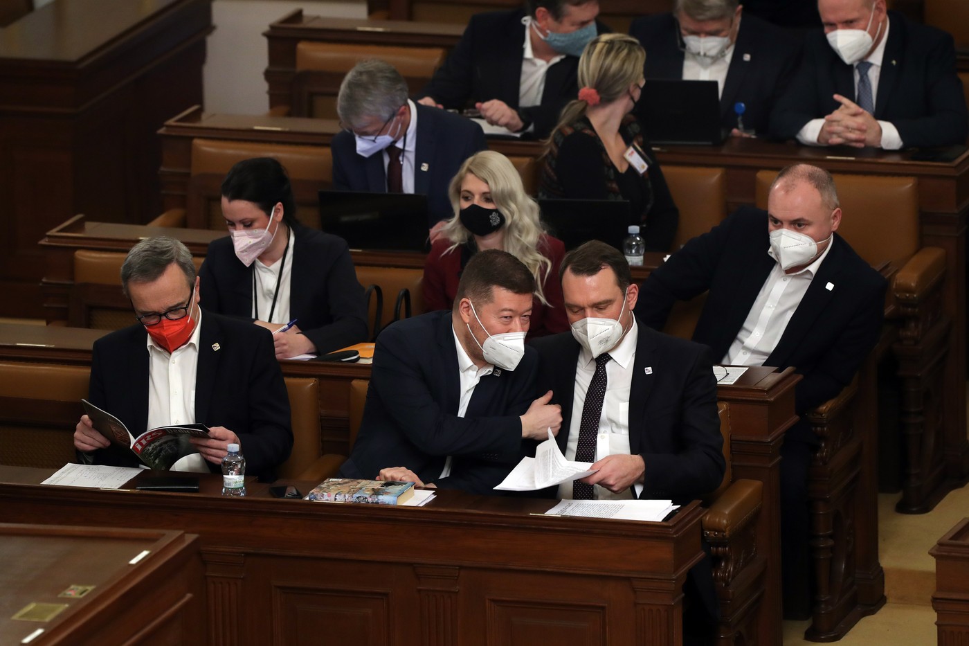 Sněmovna podpořila zmrazení platů politiků, letos účinné zřejmě nebude
