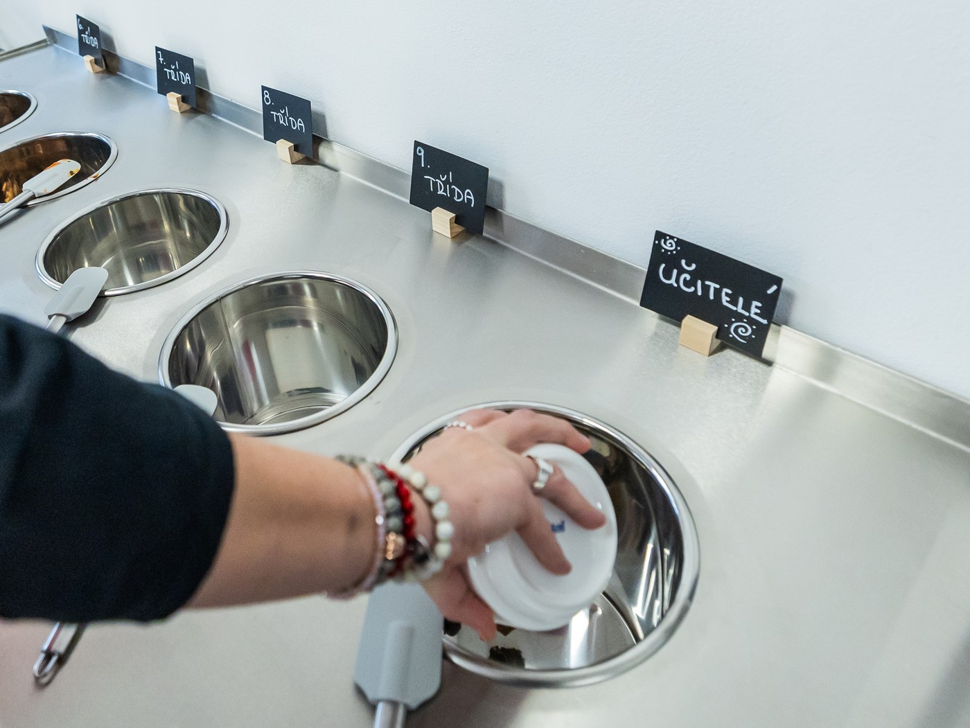 Zprávy dne: Salmonelóza v Újezdu má 363 nemocných, metro C stojí