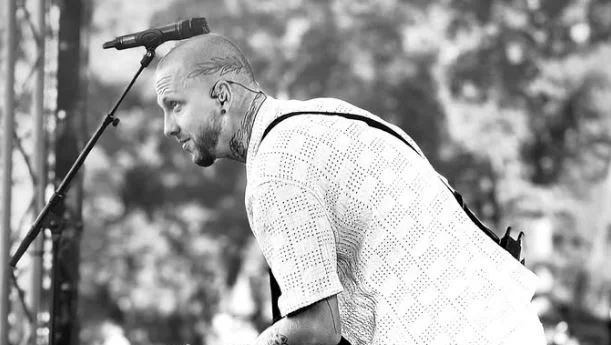 Pekaře čeká operace nádoru o velikosti golfového míčku. Zpěvák přiznal strach o hlas