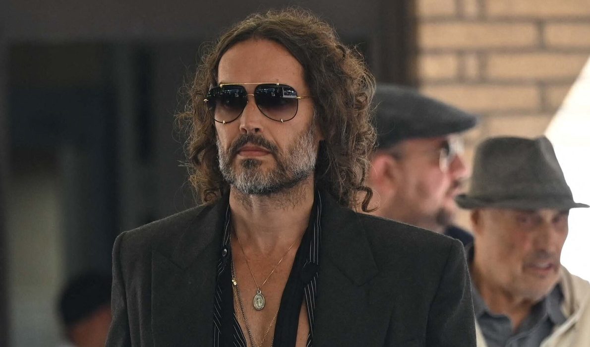 Russell Brand stanul před soudem kvůli obviněním ze sexuálního násilí. Žaloba zmínila i&nbsp;jeho údajný cíl mít 5000 žen