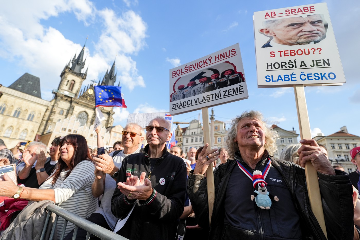 Tisíce lidí zaplnily Staroměstské náměstí na&nbsp;obranu ČT a&nbsp;Českého rozhlasu